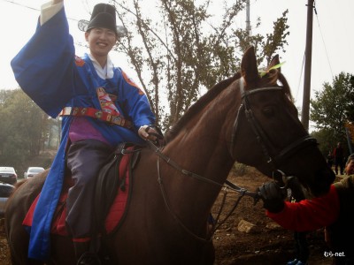 新郎のハンギョルさんは馬に乗り入場