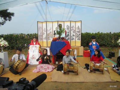 村で育った子ども達による農学のお祝い演奏