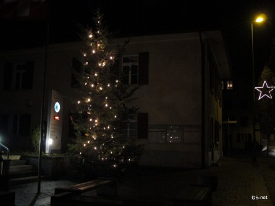 村役場のツリーと、☆形の街灯