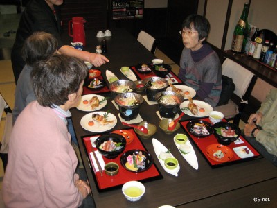 民宿にて輪島塗の食器を前に