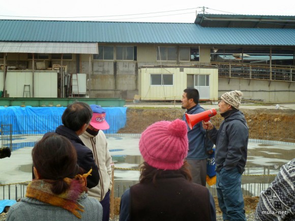 妹尾進さんから地域の人達と一緒にすすめているクラスター計画の一環で牛の増頭と牛舎の建て直しに伴い催乳ロボットの導入が検討されている話がありました。
