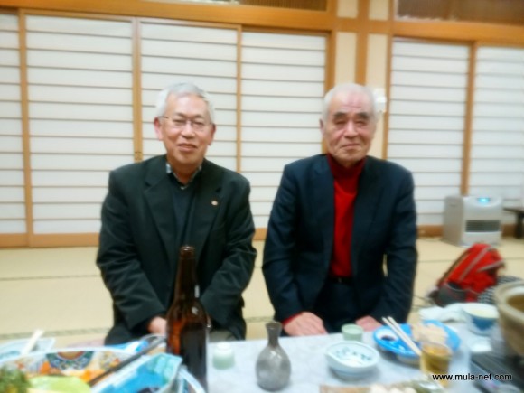 青木新門氏（右）と佐川清和氏（春日山）