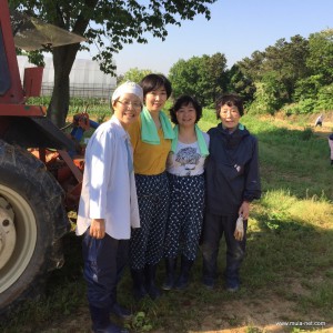 衣生活、食生活から担当のカン・キョンスクさんとキム・ソンヒさんを送り出して共にさつま芋を植えました。