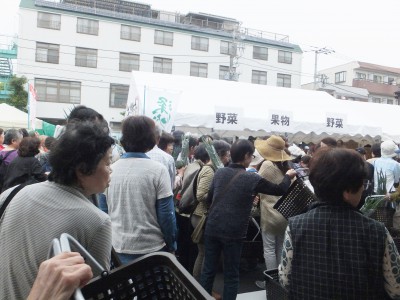 開店10分前カゴの前