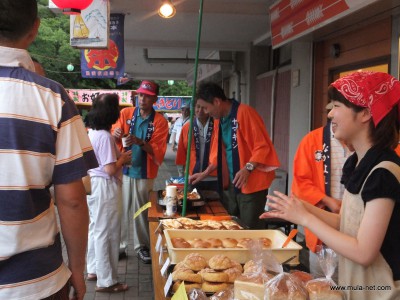 夜祭り出店にから揚げも販売