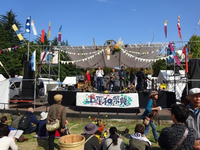 秋晴れの下で祭典開催