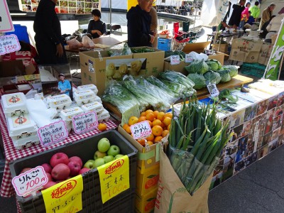 有精卵や果物、野菜を並べて