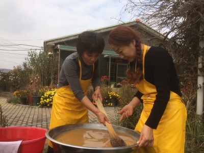 コチュジャンをつくるヒョンジュさんとキョンスさん