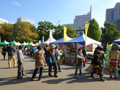 お店の前で祭典参加のみなさんに声かけ