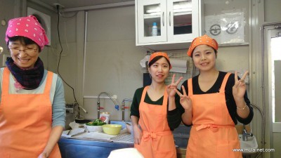 ふかちゃんも子供達のたわむれに、娘達二人もお店にレジにと楽しんでます。