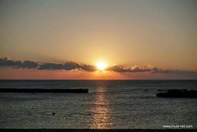 生活館のすぐ前から撮ったものです。生活館前の海岸はこの地域の初日の出のビューポイントで他府県ナンバーの車も見受けられ、撮影ラッシュでした。条件が整えば富士山も見えます。元旦は残念でしたが明日に期待です。