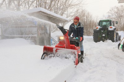 除雪作業中の荒木さん