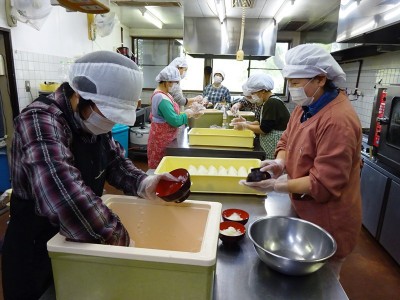 17日朝・野外食準備C・おにぎり作り