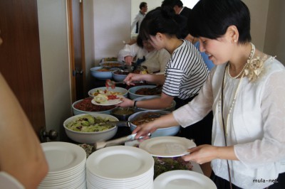 誰でも自由に参加できるようたくさんの料理が並びます。