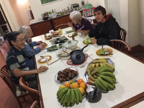 毎日採れたての沢山の野菜と豊富な果物。たいていが一年中採れるそうです。