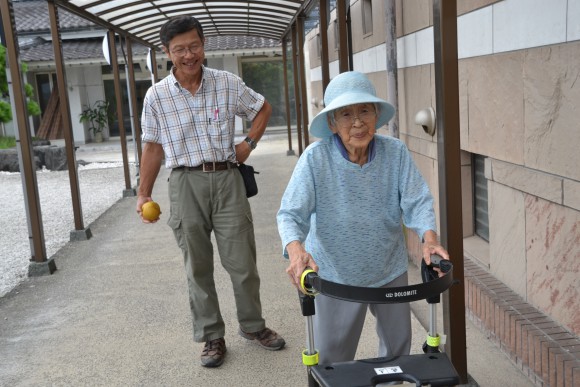 岩崎キン子（89）部屋から老蘇愛和館に行く道すがら、みんなと話すのが楽しい。