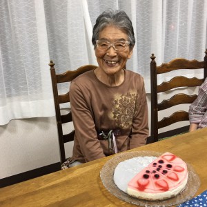 吉永典子さん (89歳)◆
熊本の震災から多摩に来られました。和子さんのお母様。
衣類たたみメンバーで衣類供給棚の名前、もうすっかり覚えちゃった！と。
明るくてお元気です、足腰悪くても毎日の散歩は欠かさない、力強さと大きさ感じます。