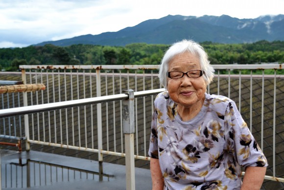 松井千里（91）洗濯たたみと花の世話が楽しい。