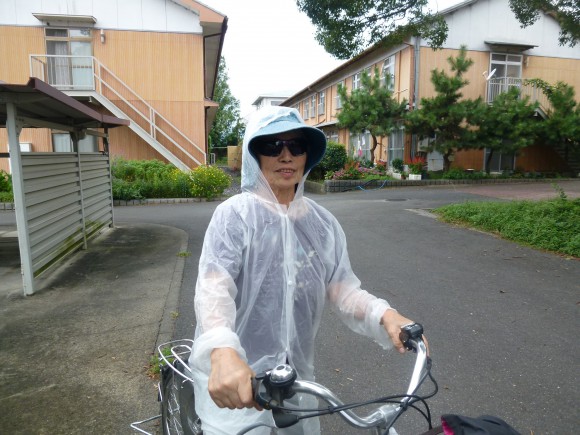 松浦浜子（78）自転車でカーブスに行き筋トレ。今日は雨が降ったので合羽を着て。