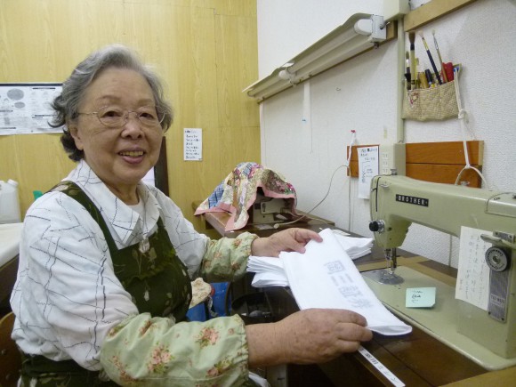 鈴木里子（83）店番やタオルたたみ、みんなの中でやれる仕事を用意してもらって楽しい。