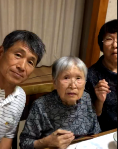 相田ときさん 92歳    ときどき面白い事を言って笑わせてくれます。