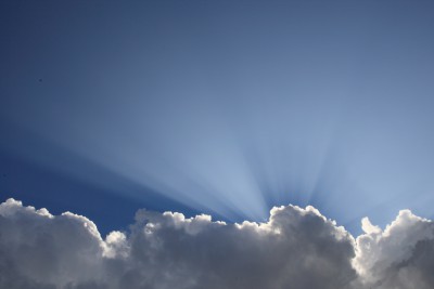 雨上がりの光芒