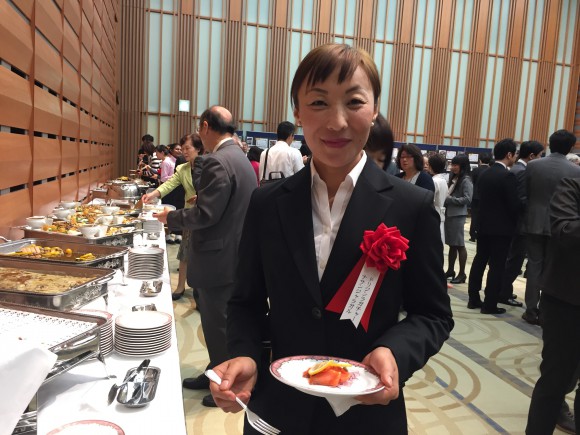 １時間の懇親会は立食形式で、きれいに盛り付けられたおいしそうなお料理がたくさんありましたが、次々と声をかけられ、ほとんど食べる時間がなかった。残念！