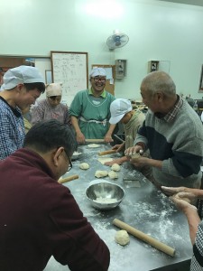 3班はみんなでピザの生地作り