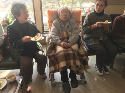 菱沼サキさん９９歳のお祝い。ロビーでみんなでケーキを食べながらお祝いしました。