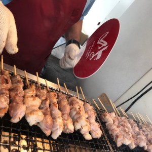 毎週土曜日にファーム町田店の駐車場で焼き鳥の店が開かれます。
六川から届く鶏肉です。
これからは、気温上がるし、熱い暑いダブルで暑い熱いですね。