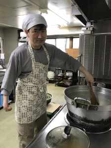 志方さん:小松菜の煮浸しを作っています。