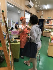 英子さん:「水出し煎茶の試飲をどうぞ」