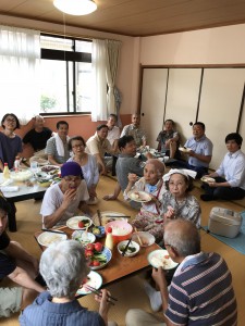 今日は成田実顕地に来ています。
昼食は、食肉業者の「ハヤシ」さんも合流して室内バーベキューです。