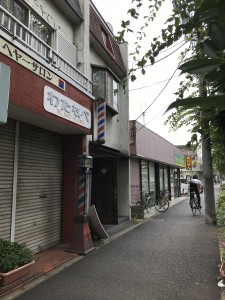 バス通りにある元スナックだった店舗。通称「三角ハウス」。これからここをどう活かしていくか？まずは美化をして。寄りたくなる空間ってどんな感じか？描いているところです。