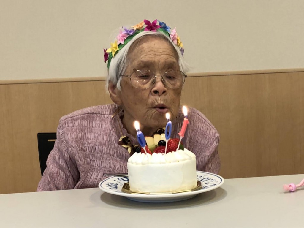 ばあちゃん　バースデー Living Together] 94-Year-Old Grandma and Her Grandson's Christmas