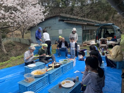 コロナ禍なので、今年も村人だけのお花見です。

備長炭でのバーベキューは豊里から贈られた牛肉です。