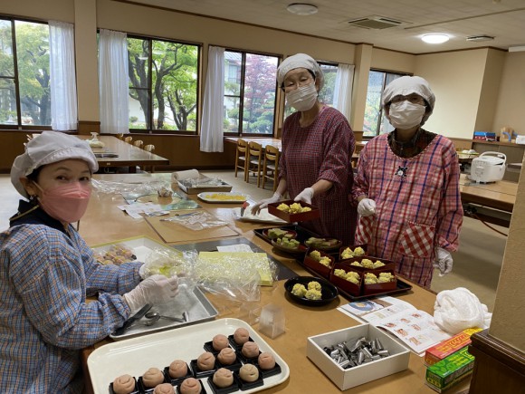 お茶席の手作り和菓子の製作中。