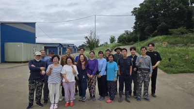WOOOFの人と送り出しの日に養鶏部の人達と