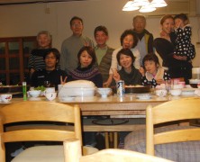 奥谷知・郁恵夫妻とともにみんなで食事会