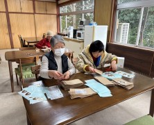 卵油のラベル貼り