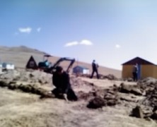 皆で研学用のゲル建設～モンゴル第一回研鑽学校