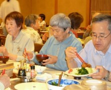 きょうの夕食はヒレカツ。パクパク元気な老蘇さん